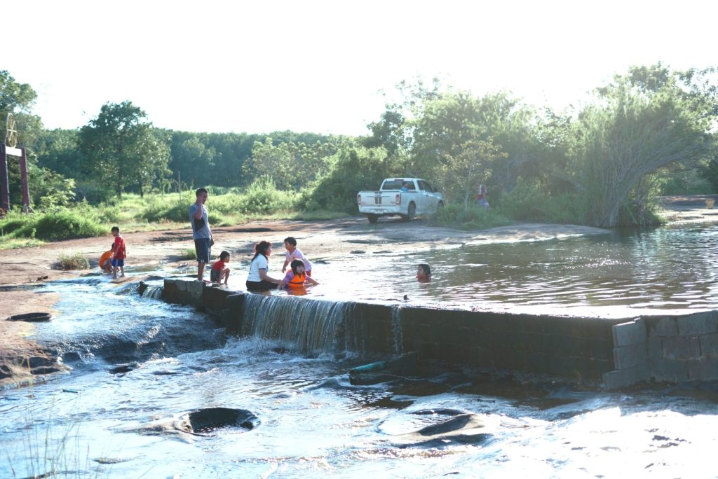 อ่างมโนราห์ อยู่ที่บ้านนาอ่าง ต.โพธิ์หมากแข้ง อ.บึงโขงหลง จ.บึงกาฬ